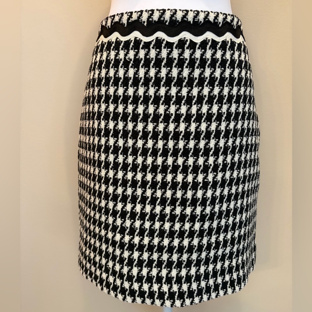 #144 Ann Taylor Immaculate Black and White Patterned Pencil Skirt. Size 8